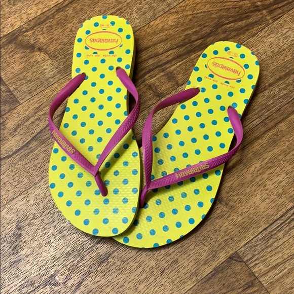 Havaianas Shoes - Yellow polka dot flip flops